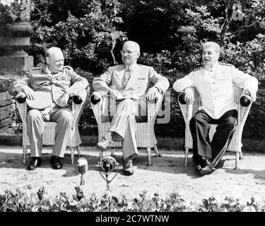 Il primo ministro britannico Winston Churchill, il presidente Harry S. Truman e il leader sovietico Josef Stalin alla Conferenza di Potsdam, tenutasi a Potsdam, Germania, dal 17 luglio al 2 agosto 1945 Foto Stock