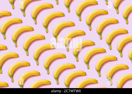 Motivo a banana giallo su sfondo rosa Foto Stock