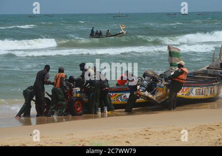 Pescatori e piroghe a Lompoul, Grande Cote, Senegal Foto Stock