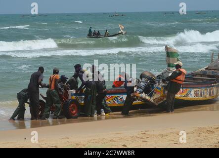 Pescatori e piroghe a Lompoul, Grande Cote, Senegal Foto Stock