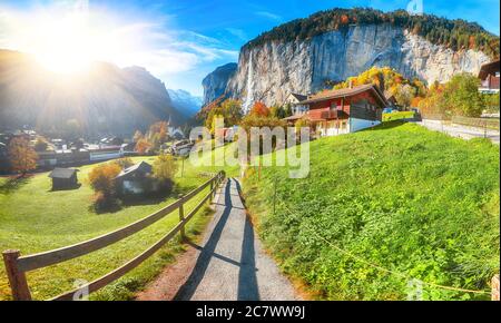 Vista mozzafiato sulla valle di Lauterbrunnen con la splendida cascata di Staubbach e le Alpi svizzere sullo sfondo. Ubicazione: Lauterbrunnen villaggio, Foto Stock
