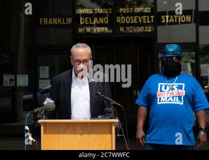 New York, NY - 19 luglio 2020: Il senatore degli Stati Uniti Charles Schumer con il presidente dell'Unione postale Jonathan Smith breve media sulla carenza di denaro USPS presso l'ufficio postale sulla 3rd Avenue Foto Stock