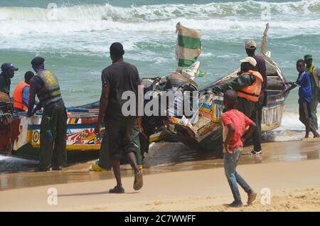 Pescatori e piroghe a Lompoul, Grande Cote, Senegal Foto Stock