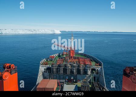 Vista del ponte dalla cabina del capitano sulla deriva di ghiaccio Akademik Fedorov. Antartide vista di ghiaccio, acqua aperta, scarico di attrezzature. Foto Stock