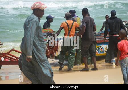 Pescatori e piroghe a Lompoul, Grande Cote, Senegal Foto Stock