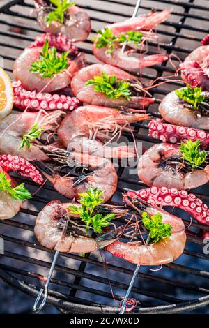 Vista dall'alto degli spiedini di pesce alla griglia con gamberi e polpi Foto Stock