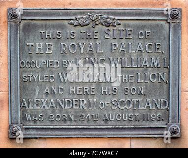 Targa che segna il sito del Palazzo reale di Haddington, East Lothian, Scozia, Regno Unito. Foto Stock