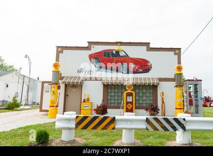 Route 66 USA - Agosto 31 2015; Old Shell garage lungo la Route 66 con Farrari 250 GT sulla facciata e iconiche pompe di carburante giallo. Foto Stock