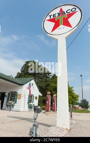 Dwight USA - Agosto 31 2015; insegna Texaco e restaurata garage lungo la storica Route 66, Illinois, USA.Model / Property Release; No, personale e editoriale Foto Stock