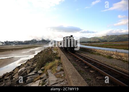 'Meddin Emrys' attraversando la COB con una navetta vintage per Tan Y Bwlch. Foto Stock