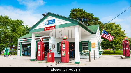 Dwight USA - Agosto 31 2015; garage Texaco restaurato con vecchie pompe di carburante SkyChief rosse e cartelli stradali della Route 66. Foto Stock