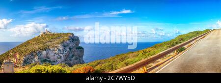 Fantastica vista mattutina sul faro di cacccia cape. Fantastico mare Mediterraneo. Ubicazione: Alghero, Provincia di Sassari, Italia, Europa Foto Stock