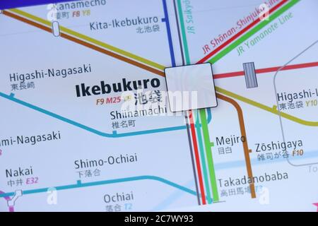 Stazione di Ikebukuro sulla mappa della metropolitana di Tokyo sullo schermo dello smartphone. Foto Stock