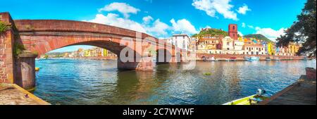 Sorprendente paesaggio urbano della città di Bosa con il ponte Vecchio sul fiume Temo. Argine fluviale con tipiche case italiane colorate. Posizione: Foto Stock