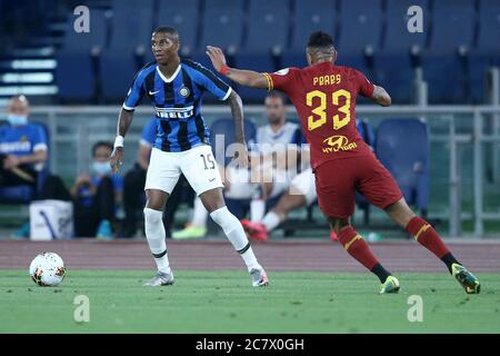 Roma, Italia. 07 agosto 2019. Ashley Young del FC Inter e Bruno Peres di AS Roma durante la serie A match tra Roma e Inter Milan allo Stadio Olimpico, Roma, Italia, il 19 luglio 2020. Foto di Luca Pagliaricci. Solo per uso editoriale, licenza richiesta per uso commerciale. Nessun utilizzo nelle scommesse, nei giochi o nelle pubblicazioni di un singolo club/campionato/giocatore. Credit: UK Sports Pics Ltd/Alamy Live News Foto Stock