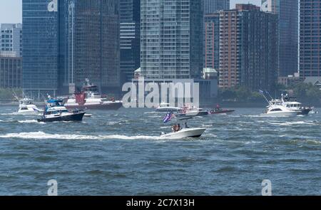 New York, Stati Uniti. 19 luglio 2020. Centinaia di barche hanno partecipato alla TrumpStock Boat Parade sul fiume Hudson per promuovere la rielezione del presidente Trump 2020. La parata iniziò alla Statua della libertà e si dirigerà verso nord fino al fiume Hudson fino al George Washington Bridge. Parade è stata organizzata dai navigatori di gruppo di Facebook per Trump New York. I navigatori stavano sventolando le bandiere americane, della polizia e di Trump. (Foto di Lev Radin/Pacific Press) Credit: Pacific Press Agency/Alamy Live News Foto Stock