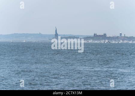 New York, Stati Uniti. 19 luglio 2020. Centinaia di barche hanno partecipato alla TrumpStock Boat Parade sul fiume Hudson per promuovere la rielezione del presidente Trump 2020. La parata iniziò alla Statua della libertà e si dirigerà verso nord fino al fiume Hudson fino al George Washington Bridge. Parade è stata organizzata dai navigatori di gruppo di Facebook per Trump New York. I navigatori stavano sventolando le bandiere americane, della polizia e di Trump. (Foto di Lev Radin/Pacific Press) Credit: Pacific Press Agency/Alamy Live News Foto Stock