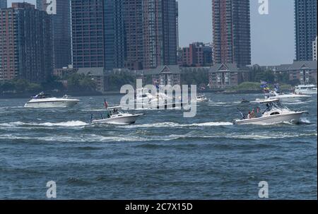 New York, Stati Uniti. 19 luglio 2020. Centinaia di barche hanno partecipato alla TrumpStock Boat Parade sul fiume Hudson per promuovere la rielezione del presidente Trump 2020. La parata iniziò alla Statua della libertà e si dirigerà verso nord fino al fiume Hudson fino al George Washington Bridge. Parade è stata organizzata dai navigatori di gruppo di Facebook per Trump New York. (Foto di Lev Radin/Pacific Press) Credit: Pacific Press Agency/Alamy Live News Foto Stock