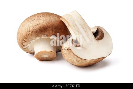 Due champignons di funghi freschi, uno intero e l'altro tagliato a metà isolato su sfondo bianco con percorso di ritaglio. Foto Stock