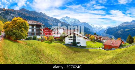 Vista spettacolare sull'autunno del pittoresco villaggio alpino di Wengen. Soleggiata scena mattutina delle Alpi svizzere. Ubicazione: Wengen village, Berner Oberland, Svizzera, Foto Stock