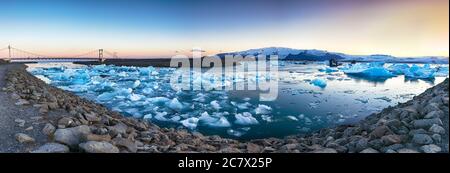 Bellissimo paesaggio con iceberg galleggianti nella laguna glaciale di Jokulsarlon al tramonto. Posizione: Jokulsarlon laguna glaciale, Parco Nazionale di Vatnajokull, Foto Stock