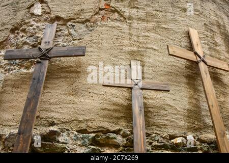 Vecchie croci in legno a Burg Schönfels, Lichtentanne, Germania Foto Stock