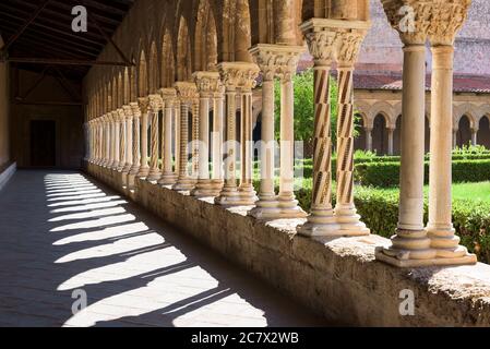 Colonne decorate nel chiostro dell'Abbazia di Monreale, Palermo, Italia Foto Stock