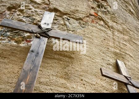 Vecchie croci in legno a Burg Schönfels, Lichtentanne, Germania Foto Stock