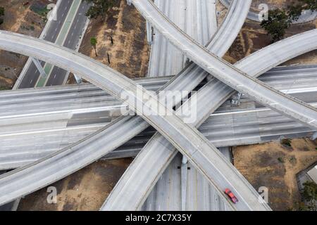 Vista aerea sopra le superstrade di Los Angeles durante il blocco dal Coronoavirus, Covid-19 focolaio Foto Stock