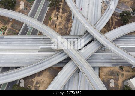 Vista aerea sopra le superstrade di Los Angeles durante il blocco dal Coronoavirus, Covid-19 focolaio Foto Stock