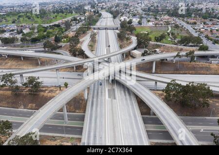 Vista aerea sopra le superstrade di Los Angeles durante il blocco dal Coronoavirus, Covid-19 focolaio Foto Stock