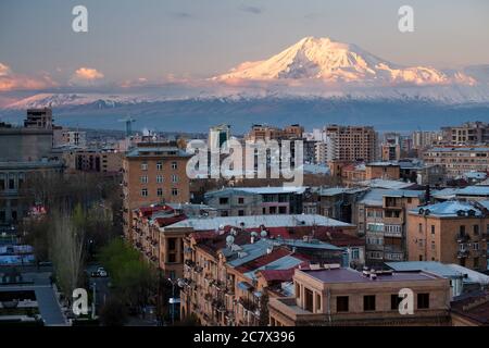 Dawn sulla vetta innevata del Monte Ararat sulla città di Yerevan, Armenia Foto Stock