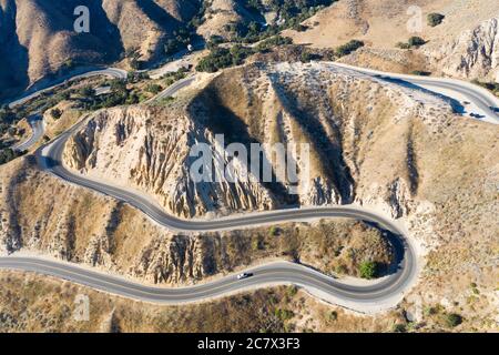 Tornanti su una strada molto tortuosa in Grimes Canyon Road, Ventura County, California Foto Stock