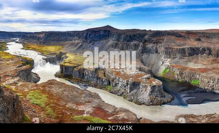 Fantastica vista sul canyon e sulla cascata Hafragilsfoss. Ubicazione: Parco Nazionale di Vatnajokull, fiume Jokulsa a Fjollum, Islanda nordorientale, Europa Foto Stock