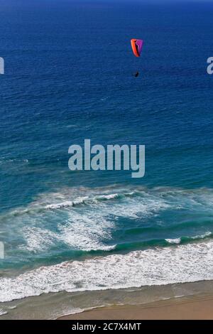 Sorvola la spiaggia di Torrey Pines City (Black's Beach), la Jolla, San Diego, California, USA Foto Stock