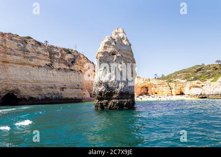 Vista dal mare di formazioni rocciose e rocce a Carvalho Beach (Praia do Carvalho) a Lagoa, Algarve, Portogallo Foto Stock