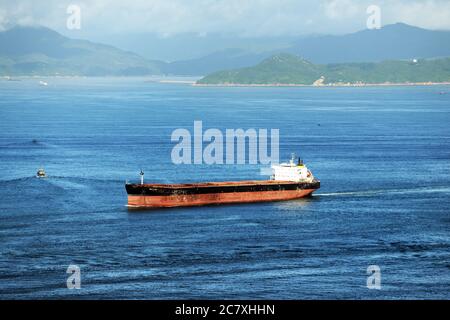 Navi da carico che attraversano la Manica orientale di Lamma a Hong Kong. Foto Stock