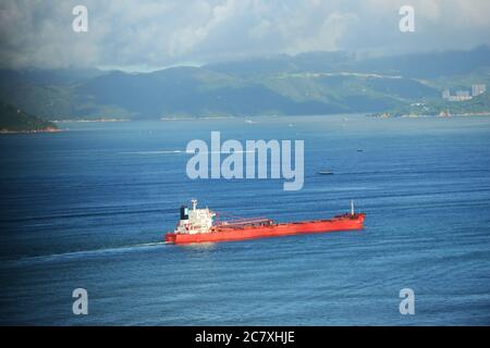Navi da carico che attraversano la Manica orientale di Lamma a Hong Kong. Foto Stock