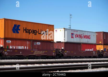 Aurora, Illinois, Stati Uniti. Un treno merci intermodale Burlington Northern Santa Fe che passa attraverso la ferrovia Eola Yard. Foto Stock