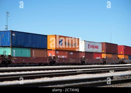 Aurora, Illinois, Stati Uniti. Un treno merci intermodale Burlington Northern Santa Fe che passa attraverso la ferrovia Eola Yard. Foto Stock