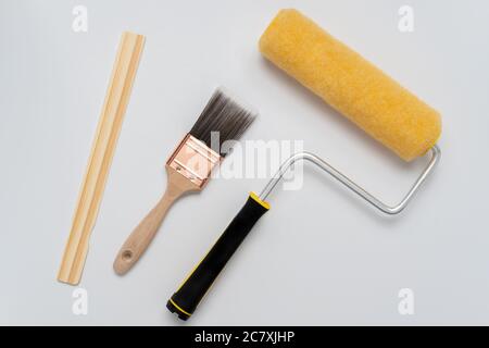 Fotografia di pennello professionale e telaio rullo di vernice con pennarellatura a stick su sfondo bianco Foto Stock