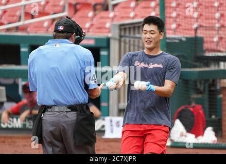 St. Louis, Stati Uniti. 19 luglio 2020. Il lanciatore Kwang-Hyun Kim dei St. Louis Cardinals, consegna i palle di base al piatto domestico del mumpire Ron Kulpa durante una partita di squadra inter allo stadio Busch a St. Louis domenica 19 luglio 2020. Photo by Bill Greenblatt/UPI Credit: UPI/Alamy Live News Foto Stock