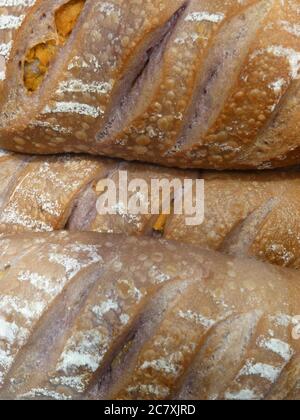 Colpo verticale di pani di pane l'uno accanto all'altro Foto Stock