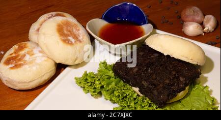 La grande colazione britannica di panino di pudding nero fatto in casa, utilizzando muffin inglesi fatti in casa. Foto Stock