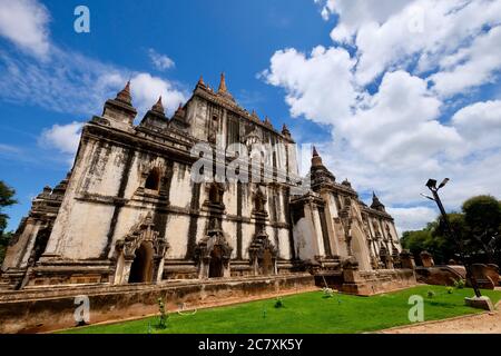 Ampio angolo di Thatbyinnyu Tempio sotto nuvole blu sole cielo bianco. Il phto più alto in Bagan Myanmar. Foto Stock