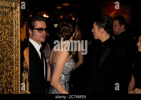 Brad Pitt è stato avvistato con Angelina Jolie all'interno del Teatro di Stato alla prima mondiale di ‘ininterrotto’. Foto Stock