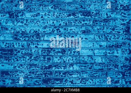 Vecchio muro di mattoni esterno struttura di sfondo con effetto di colore blu Foto Stock