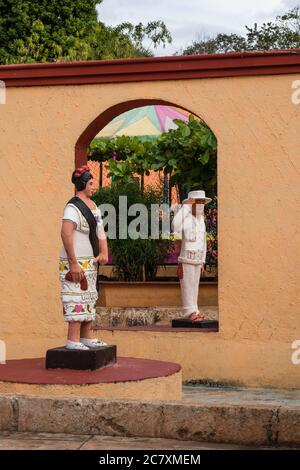 Statue di un uomo e di una donna in abito tipico tradizionale a Santa Elena, Yucatan, Messico. Foto Stock