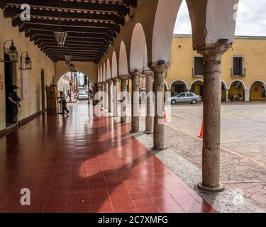 Le colonne di pietra e porticato del Palazzo Municipale o del municipio nella città di Valladolid, Yucatan, Messico. Foto Stock