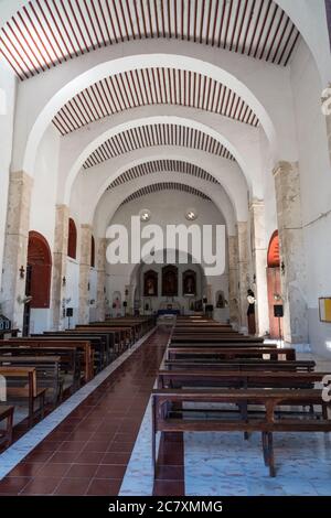 La navata della chiesa coloniale in pietra di San Bartolome Apostol a Nolo, Yucatan, Messico. Gli interni delle chiese francescane nello Yucatan sono Foto Stock